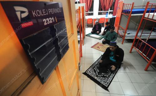 PELAJAR UITM TARAWIH DI ASRAMA