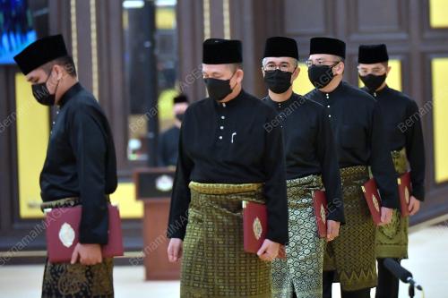 MENTERI KABINET ANGKAT SUMPAH