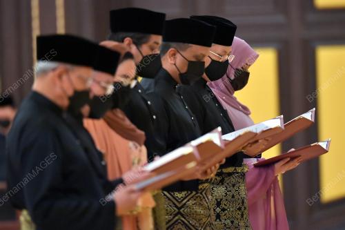 MENTERI KABINET ANGKAT SUMPAH